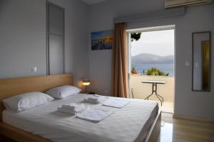 Postel nebo postele na pokoji v ubytování Studios Αποστόλης Selianitika