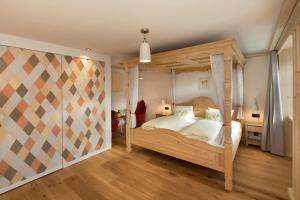 En eller flere senger på et rom på Hotel Alpsu