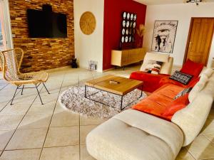 Posezení v ubytování Villa Sì- Villa indépendante 3 chambres avec piscine et magnifique vue mer en plein centre de Porticcio