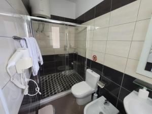 Koupelna v ubytování Haris Hotel + 60 fotografií