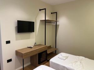 Postel nebo postele na pokoji v ubytování Andi Downtown Deluxe Rooms