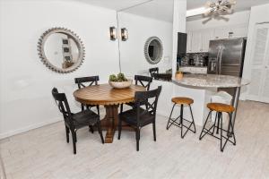 Una cocina y un comedor con mesa y sillas. en Dolphin Point 404A- by Holiday Isle Properties, en Destin