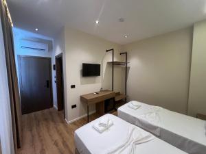 Postel nebo postele na pokoji v ubytování Andi Downtown Deluxe Rooms
