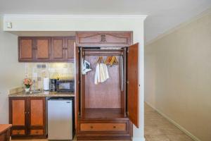 een keuken met een koelkast en een aanrechtblad bij Islander on the Beach 323 in Kapaa