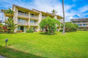 een groot gebouw met een gazon ervoor bij Islander on the Beach 323 in Kapaa