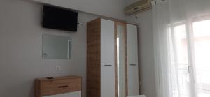 Televízia a/alebo spoločenská miestnosť v ubytovaní Hermes Comfort