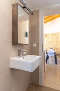 een badkamer met een wastafel en een spiegel bij Myra city House in Chania