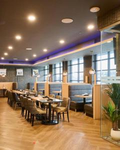 a restaurant with tables and chairs in a room at Holiday Inn Hotel & Suites St.Catharines-Niagara, an IHG Hotel in St. Catharines