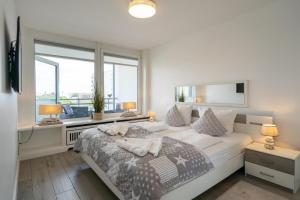 a bedroom with a large bed and a window at Am Stadtpark in Westerland (Sylt)