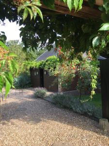 Great GlenにあるThe Garden Room at the Manorの塀付庭園