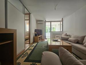 TV a/nebo společenská místnost v ubytování Cozy Sarajevo City Apartment