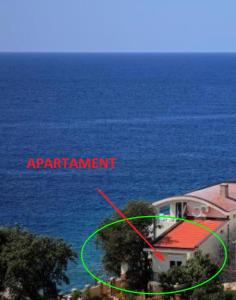 una vista aerea di una casa vicino all'oceano di Apart Yukka first line a Utjeha