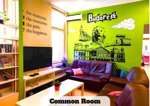 Televízia a/alebo spoločenská miestnosť v ubytovaní Black Sheep Budapest Smart Rooms