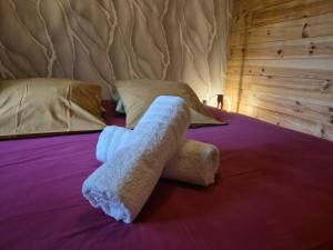 Postel nebo postele na pokoji v ubytování Le Chalet Cocon et Jacuzzi