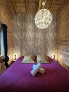 Postel nebo postele na pokoji v ubytování Le Chalet Cocon et Jacuzzi