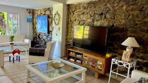 TV a/nebo společenská místnost v ubytování GUEST HOUSE Floresta Mar