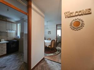 Kuchyň nebo kuchyňský kout v ubytování Cozy Sarajevo City Apartment