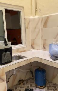 une salle de bain avec un lavabo et un miroir dans l'établissement اقامة علي, à Al Hoceïma 7 autres photos