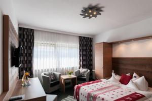 Postel nebo postele na pokoji v ubytování Hotel Alpensonne