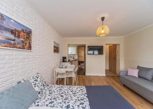 salon z łóżkiem i kanapą w obiekcie Willa Aleksandra - Apartamenty w Międzybrodziu Żywieckim
