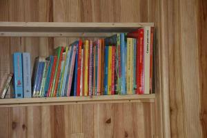 a book shelf filled with lots of books at Maison familiale in Pers