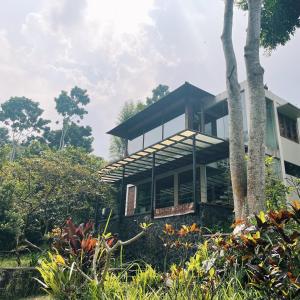 Сад в Wira garden vila city view & big garden for bbq and relax in Bandung strategic area +19 фотографий