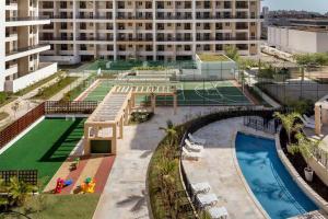an apartment complex with a tennis court and a tennis court at Apart-hotel Resort Taguatinga, Brasília in Taguatinga