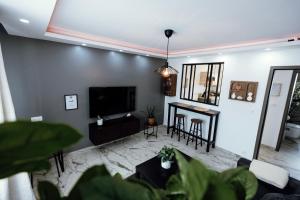 TV a/nebo společenská místnost v ubytování Prestige Lumineux Jacuzzi Parking privé