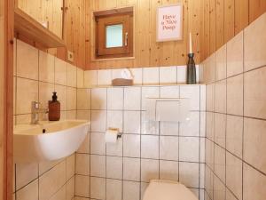 a bathroom with a toilet and a sink at homie stay Luginsland für große Gruppen - 24 Personen in Weigendorf +29 photos