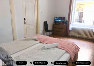 Posteľ alebo postele v izbe v ubytovaní Black Sheep Budapest Smart Rooms