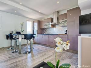 Кухня или мини-кухня в Maison Cogolin Panorama du Golf
