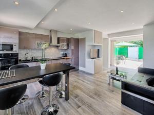 Кухня или мини-кухня в Maison Cogolin Panorama du Golf
