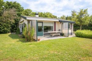 a small house with a picnic table in a yard at Joossesweg 94 in Westkapelle