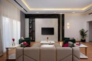TV o dispositivi per l'intrattenimento presso A fully furnished villa with a private pool inside the Hydepark Compound in Fifth Settlement for rent