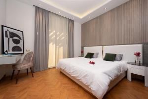 Letto o letti in una camera di A fully furnished villa with a private pool inside the Hydepark Compound in Fifth Settlement for rent