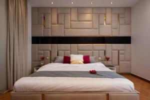 Letto o letti in una camera di A fully furnished villa with a private pool inside the Hydepark Compound in Fifth Settlement for rent