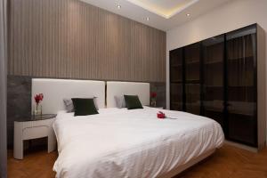 Letto o letti in una camera di A fully furnished villa with a private pool inside the Hydepark Compound in Fifth Settlement for rent