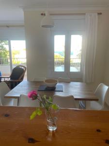 リャンサにあるAppartement vue mer 5 minutes à pied de la plage - Draps et serviettes non fournisの花瓶テーブル