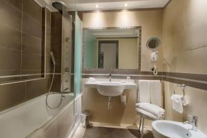 une salle de bain avec un lavabo, une douche et un miroir dans l'établissement Hotel Raganelli, à Rome 33 autres photos