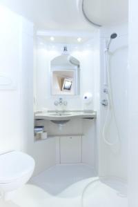 ポーにあるPremiere Classe Pau Est-Bizanosの白いバスルーム(洗面台、トイレ付)