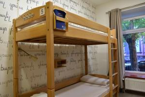 Ένα ή περισσότερα κρεβάτια σε δωμάτιο στο Envoy Hostel & Tours