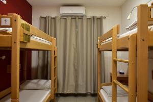 Ένα ή περισσότερα κρεβάτια σε δωμάτιο στο Envoy Hostel & Tours