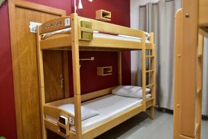 Ένα ή περισσότερα κρεβάτια σε δωμάτιο στο Envoy Hostel & Tours