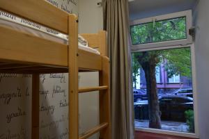 Ένα ή περισσότερα κρεβάτια σε δωμάτιο στο Envoy Hostel & Tours