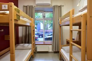 Μία ή περισσότερες κουκέτες σε δωμάτιο στο Envoy Hostel & Tours