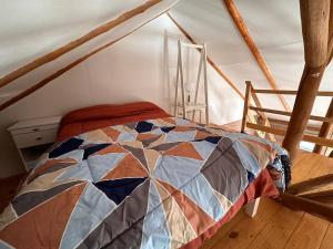 een quilt op een bed in een kamer bij Casa Playa Mansa in Mina Clavero