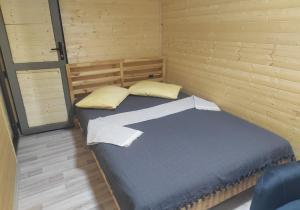 ダラマンにあるBellavista Doğa Evleriの木製の部屋にベッド1台が備わるベッドルーム1室があります。 +33枚の写真
