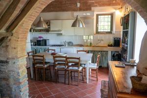 a kitchen and dining room with a table and chairs at Piccozzo agritour in Casciana Terme