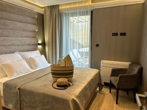 Posteľ alebo postele v izbe v ubytovaní BEACH FRONT VILLA FRAN - DELUXE SEA VIEW SUITE with private jacuzzi # 3