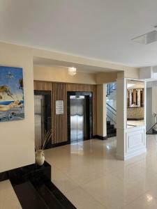 佩特罗瓦纳莫鲁Vile Oliva Hotel & Resort的空荡荡的大厅，走廊，楼梯和建筑 更多37张照片